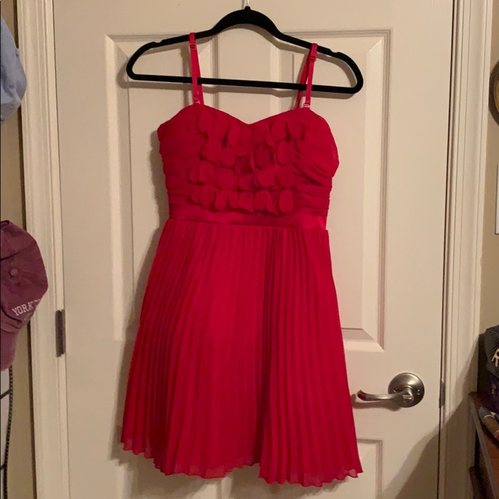 Verrrrrrry cute red dress!